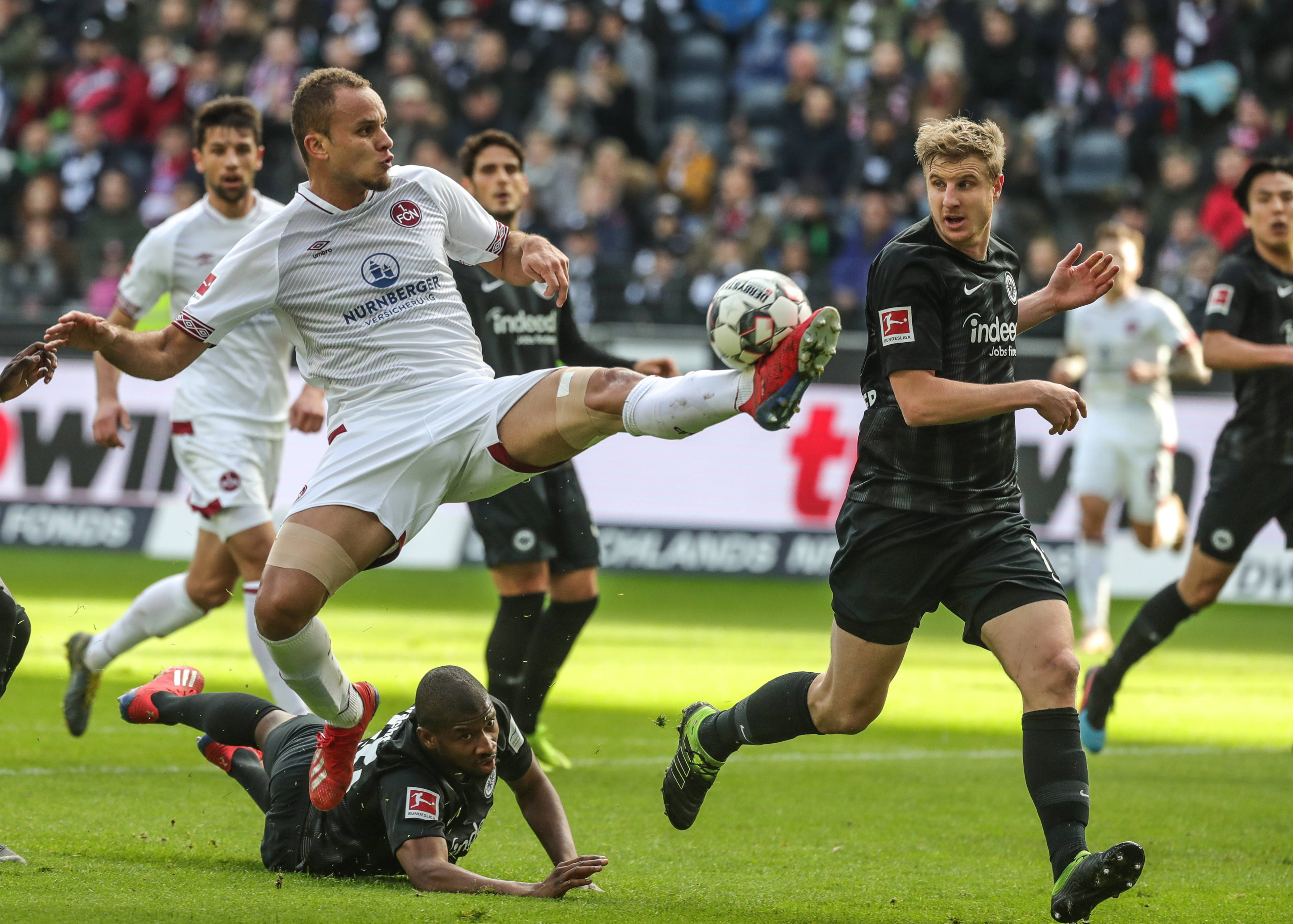 她以骄人的 她以骄人的